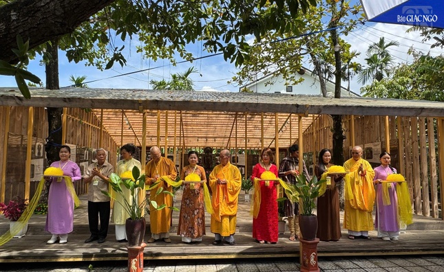Cắt băng khai mạc triển lãm