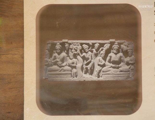 Dải phù điêu với hình ảnh Tất Đạt Đa tu khổ hạnh, thế kỷ III, chất liệu đá phi Gandhara hiện đang lưu giữ tại Bảo tàng nghệ thuật châu Á, Berlin