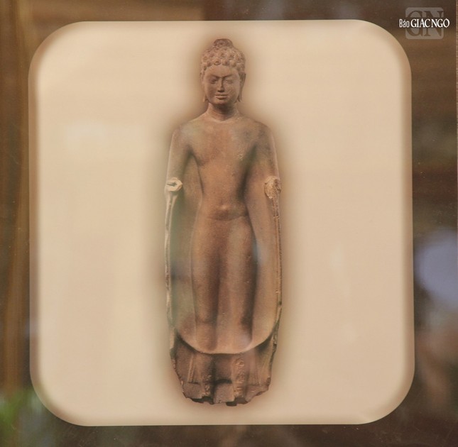 Tượng Phật mang sự bảo hộ, giai đoạn Angkor khoảng thế kỷ VII-VIII, chất liệu đá sa thạch, Việt Nam, hiện đang lưu tại Bảo tàng Metropolitan, New York