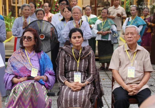 Ông Nguyễn Khoa Điềm và bà Shiva Rudrappa Deepa Ganiger tham dự lễ khai mạc Ông Nguyễn Khoa Điềm và bà Shiva Rudrappa Deepa Ganiger tham dự lễ khai mạc