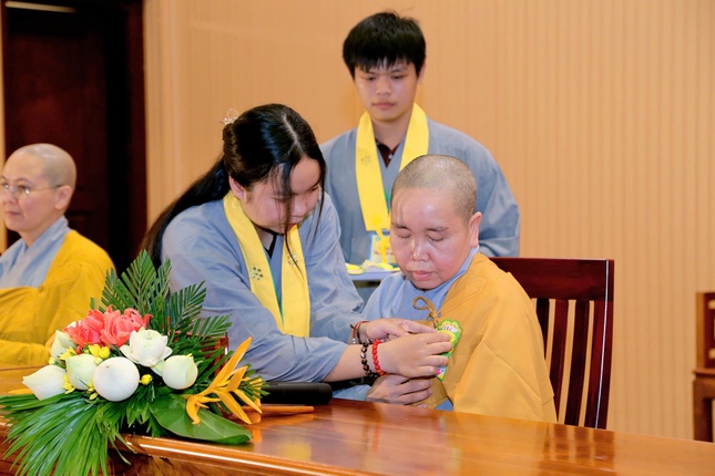 Nghi thức cài hoa hồng nhân mùa Vu lan - Báo hiếu