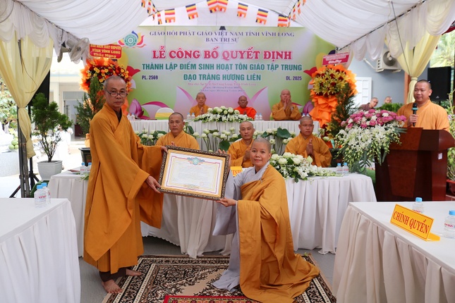 Hòa thượng Thích Huệ Pháp, Phó Trưởng ban Trị sự, Phó ban Tăng sự GHPGVN tỉnh trao quyết định đến Sư cô Thích nữ Trung Xuân