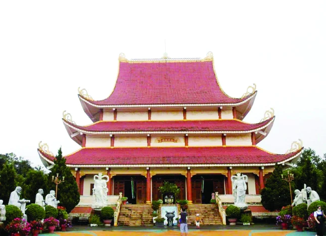 Chánh điện chùa Khánh Lâm là sự kết hợp độc đáo giữa thiết kế đình chùa truyền thống với kiến trúc nhà rông Tây Nguyên