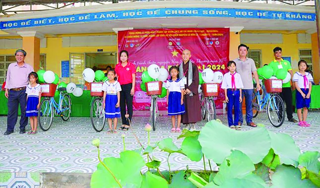 Thầy An Nhất và Câu lạc bộ Cỏ bốn lá trong hoạt động yểm trợ học trò vượt khó - Ảnh: NVCC Thầy An Nhất và Câu lạc bộ Cỏ bốn lá trong hoạt động yểm trợ học trò vượt khó - Ảnh: NVCC