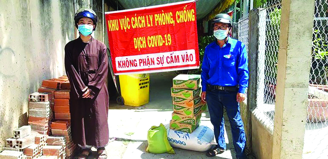 Thầy An Nhất tặng quà từ thiện trong mùa dịch Covid-19 - Ảnh: NVCC