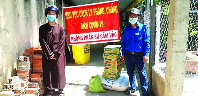 Thầy An Nhất tặng quà từ thiện trong mùa dịch Covid-19 - Ảnh: NVCC Thầy An Nhất tặng quà từ thiện trong mùa dịch Covid-19 - Ảnh: NVCC