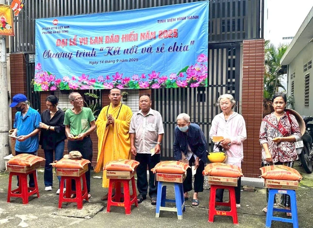 Thượng tọa Thích Hạnh Văn trao quà đến các hoàn cảnh khó khăn