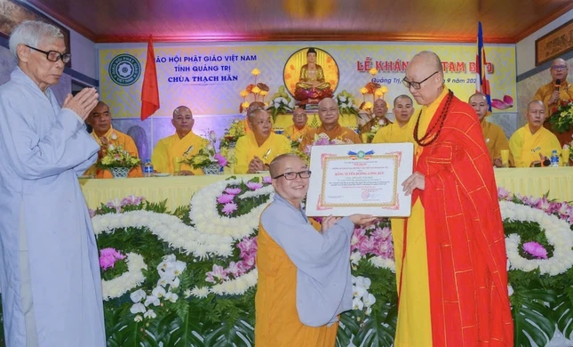 Hòa thượng Thích Tánh Nhiếp trao Bằng tuyên dương công đức đến Ni sư trụ trì chùa Thạch Hãn Hòa thượng Thích Tánh Nhiếp trao Bằng tuyên dương công đức đến Ni sư trụ trì chùa Thạch Hãn