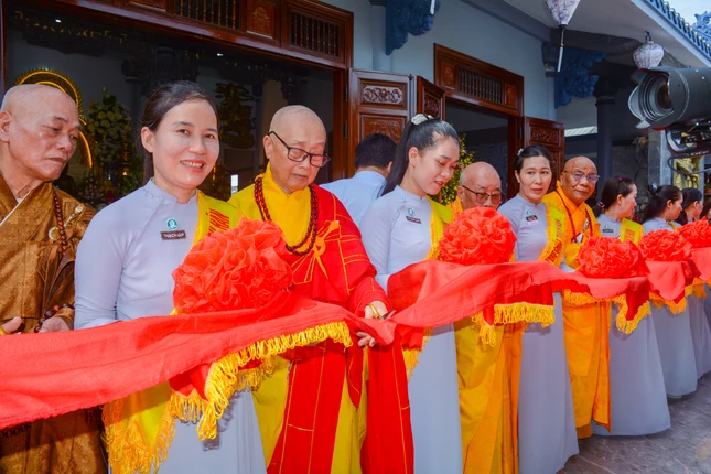 Cắt băng khánh thành ngôi Tam bảo chùa Thạch Hãn Cắt băng khánh thành ngôi Tam bảo chùa Thạch Hãn