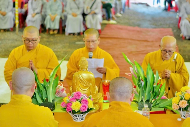 Đại đức Thích Trung Định dâng lời phát nguyện