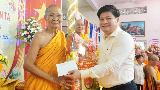 Trân trọng trao quà đến Trưởng lão Hòa thượng Chau Ty Trân trọng trao quà đến Trưởng lão Hòa thượng Chau Ty