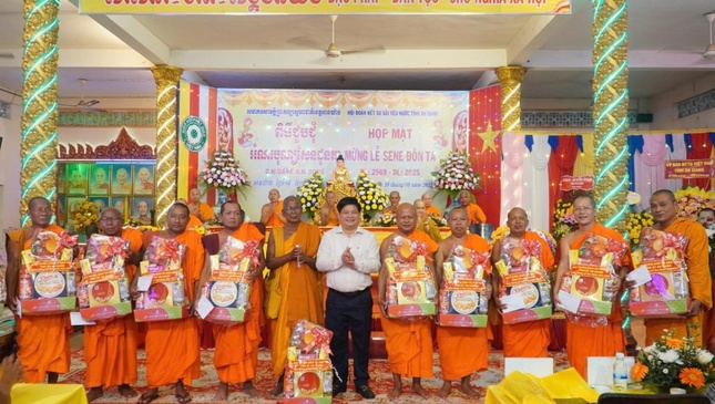 Có 28 phần quà được trao tặng đến các vị chức sắc, chức viện trên địa bàn tỉnh An Giang