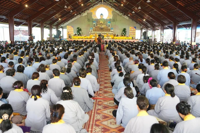 3.000 Phật tử đến từ 44/60 Đạo tràng Pháp Hoa thuộc khu vực miền Bắc tham dự khóa tu Một ngày an lạc