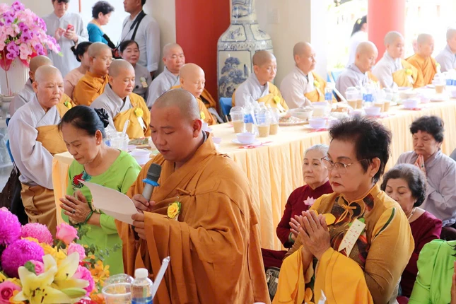 Đại đức Thích Minh Trí dâng lời tác bạch