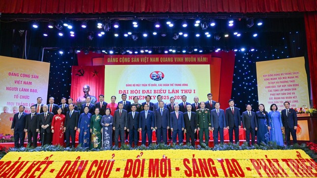 Tổng Bí thư Tô Lâm chụp ảnh lưu niệm cùng các đại biểu tham dự Đại hội