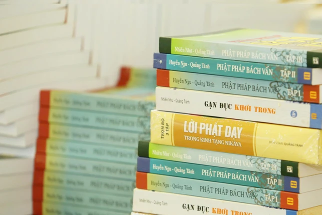 Những cuốn sách Phật giáo về thiền tập, chánh niệm, lòng từ bi, hiếu đạo, hoặc những bài kinh giản dị đều trở thành liều thuốc tinh thần hữu hiệu