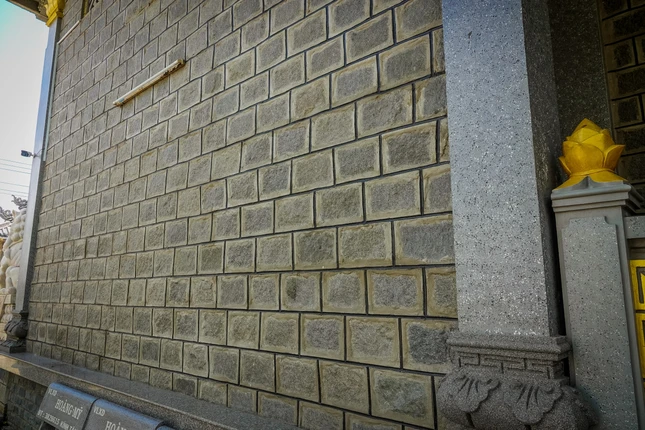 Các viên đá có kích thước trung bình 0,3m x 0,2m x 0,2m, được thợ đá miền Trung tuyển chọn, cắt gọt tỉ mỉ trước khi đưa về Sóc Trăng Các viên đá có kích thước trung bình 0,3m x 0,2m x 0,2m, được thợ đá miền Trung tuyển chọn, cắt gọt tỉ mỉ trước khi đưa về Sóc Trăng