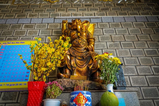 Tượng Tiêu Diện đại sĩ (còn gọi là ông Ác, hay ông Tiêu) thường được thờ phụng tại nhiều ngôi chùa ở Việt Nam. Tại các chùa, tượng của vị này thường được thờ phía bên trái chánh điện, còn phía bên phải thờ Vi Đà hộ pháp (còn được gọi là ông Thiện) Tượng Tiêu Diện đại sĩ (còn gọi là ông Ác, hay ông Tiêu) thường được thờ phụng tại nhiều ngôi chùa ở Việt Nam. Tại các chùa, tượng của vị này thường được thờ phía bên trái chánh điện, còn phía bên phải thờ Vi Đà hộ pháp (còn được gọi là ông Thiện)