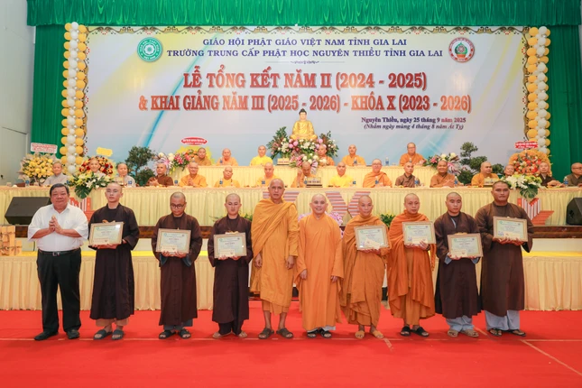 Tăng Giấy khen, phần thưởng đến các Tăng sinh