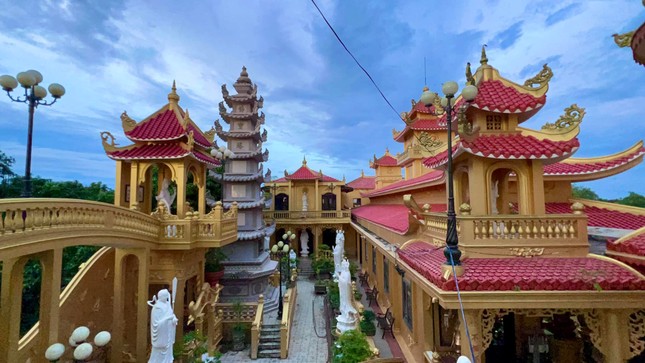 Chùa Phước Thành lạ mắt vì khuôn viên được trang trí cầu kỳ theo phong cách cổ - kim kết hợp
