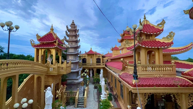 Chùa Phước Thành lạ mắt vì khuôn viên được trang trí cầu kỳ theo phong cách cổ - kim kết hợp