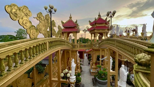 Đi trên 2 hành lang dẫn lên cao, du khách ngước nhìn sẽ thấy sự uy nghi, to lớn của tượng Phật tổ A Di Đà