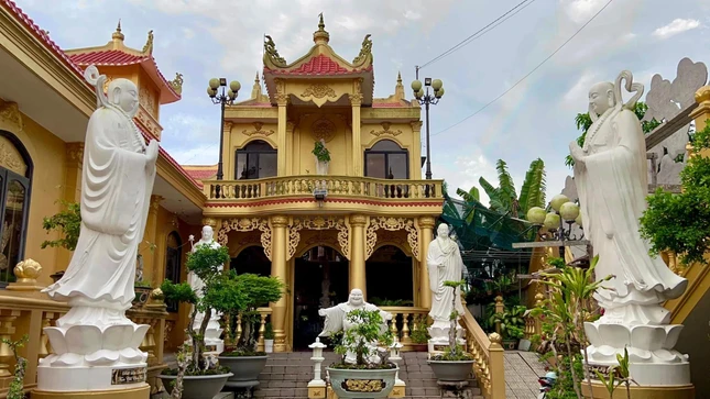 Hệ thống tượng Phật khắp khuôn viên chùa
