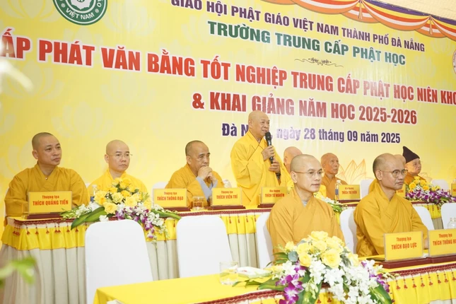 Hòa thượng Thích Từ Nghiêm ban huấn từ