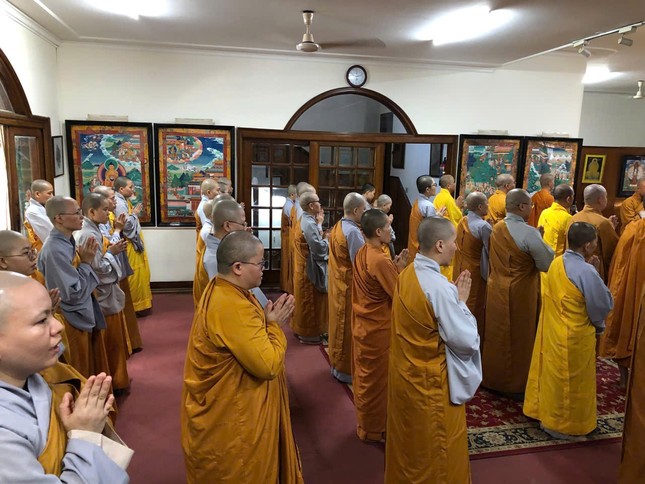 Chư Ni tham dự Lễ Bố-tát