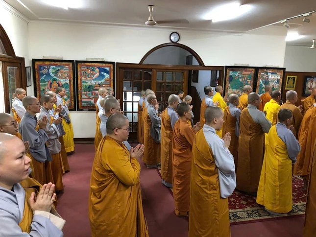 Chư Ni tham dự Lễ Bố-tát