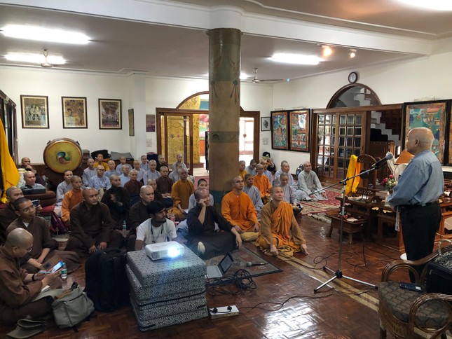 GS.TS Ravindra Panth thuyết trình