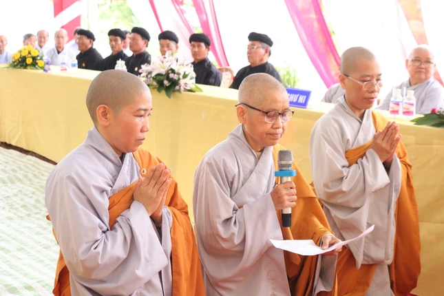 Sư cô Thích nữ Trung Vân dâng lời phát nguyện