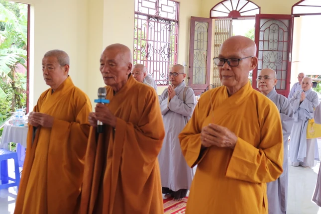 Chư tôn đức niêm hương bạch Phật