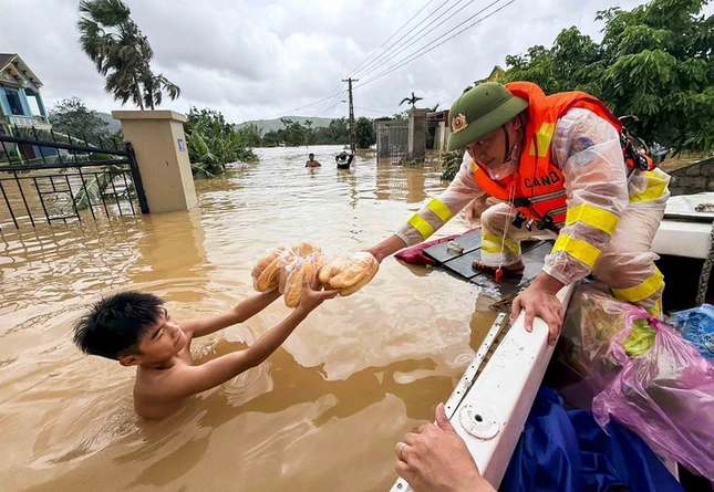 Lực lượng chức năng tiếp tế lương thực cho người dân ở vùng lũ Thanh Hóa - Ảnh: Nguyễn Khánh Lực lượng chức năng tiếp tế lương thực cho người dân ở vùng lũ Thanh Hóa - Ảnh: Nguyễn Khánh