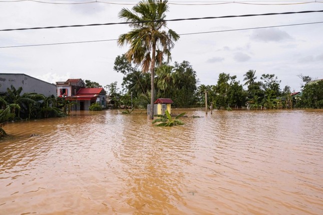 Nước ngập ruộng vườn, nhà cửa
