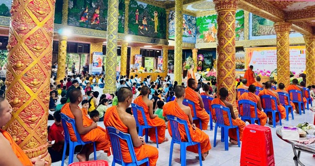 Quang cảnh buổi thăm, cúng dường trường hạ tại chùa Sóc Lớn