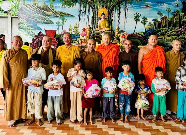 Tặng quà Trung thu đến các em thiếu nhi