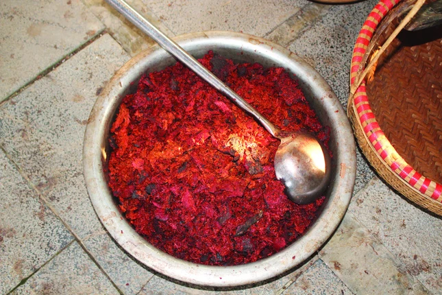 Củ nâu được giã nhuyễn, sau đó cho vào nồi lớn nấu thành nước nhuộm Củ nâu được giã nhuyễn, sau đó cho vào nồi lớn nấu thành nước nhuộm