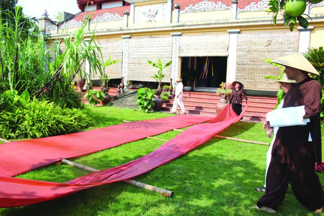 Vải ở chùa Cháy được phơi trên nền cỏ