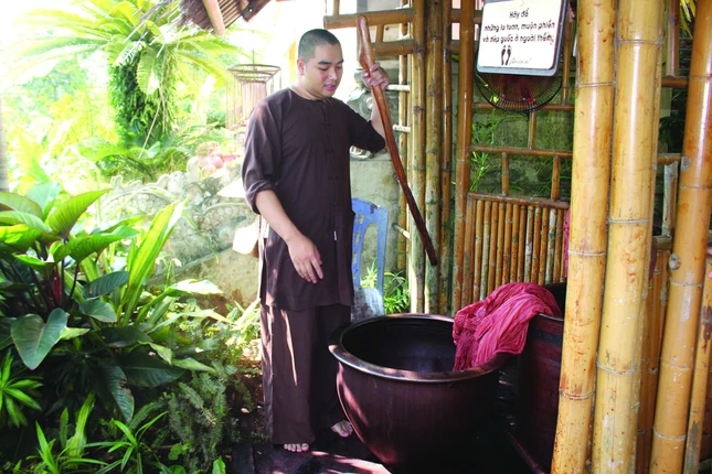 Gậy gỗ khuấy nhuộm phải là loại gỗ xưa Gậy gỗ khuấy nhuộm phải là loại gỗ xưa