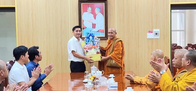 Hòa thượng Thạch Hà tặng quà đến lãnh đạo Ủy ban MTTQVN tỉnh Cà Mau