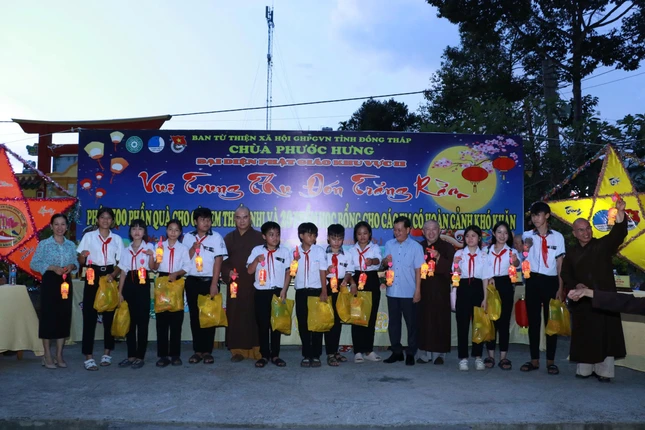 Thượng tọa Thích Chơn Trí, Phó Thường trực Ban Trị sự GHPGVN tỉnh Đồng Tháp , trụ trì chùa Phước Hưng cùng chư tôn đức tặng quà đến các em học sinh