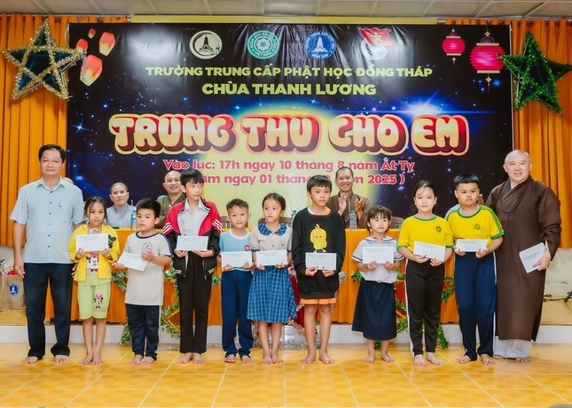 Ban Tổ chức trao học bổng đến các em học sinh
