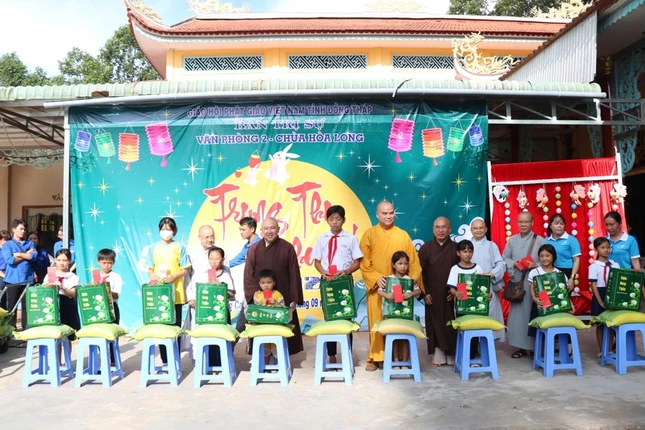 Thượng tọa Thích Tĩnh Triệt, Ủy viên Hội đồng Trị sự, Trưởng ban Trị sự GHPGVN tỉnh Đồng Tháp cùng chư tôn đức trao quà trung thu đến các em thiếu nhi
