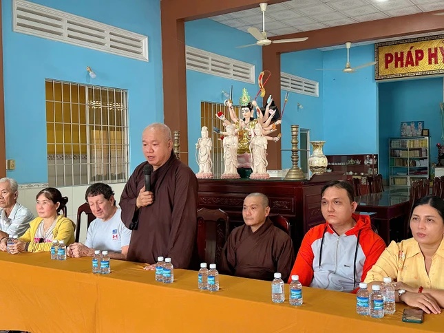 Thượng tọa Thích Tâm Khiết phát biểu tại buổi trao quà Thượng tọa Thích Tâm Khiết phát biểu tại buổi trao quà