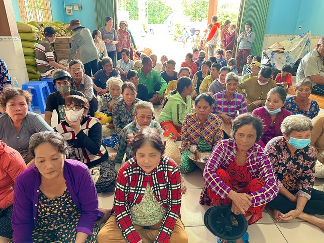 Bà con đến nhận quà tại chùa Phật Tâm Bà con đến nhận quà tại chùa Phật Tâm