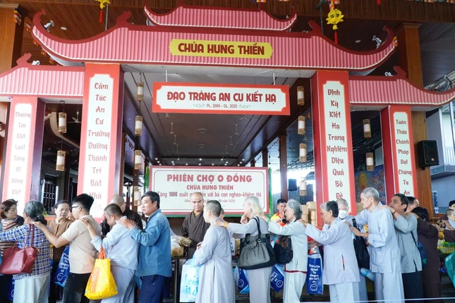 Thượng tọa Thích Tĩnh Triệt trao quà đến người khiếm thị Thượng tọa Thích Tĩnh Triệt trao quà đến người khiếm thị