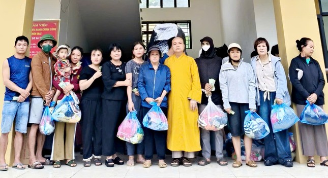 150 phần quà được trao tặng đến các hộ gia đình bị ảnh hưởng nặng nề do lũ lụt 150 phần quà được trao tặng đến các hộ gia đình bị ảnh hưởng nặng nề do lũ lụt