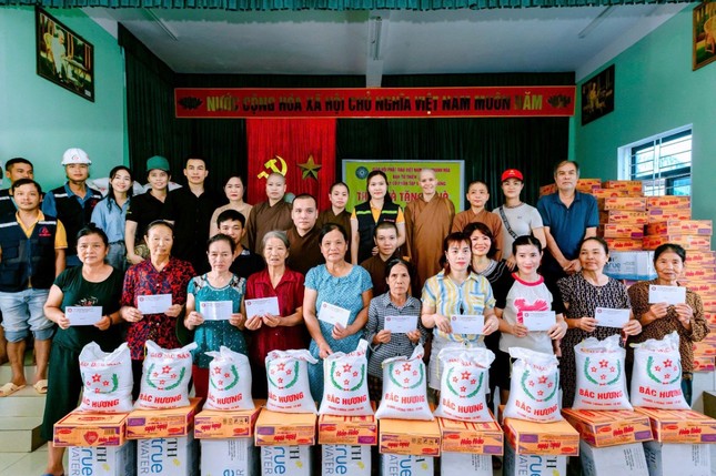 Tiếp thêm động lực để bà con vượt qua khó khăn Tiếp thêm động lực để bà con vượt qua khó khăn