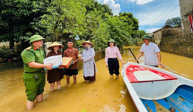 Những phần quà thiết thực được trao tận tay bà con vùng bão lũ Những phần quà thiết thực được trao tận tay bà con vùng bão lũ